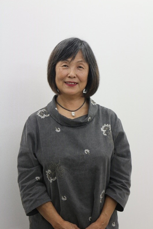 足立　佳代